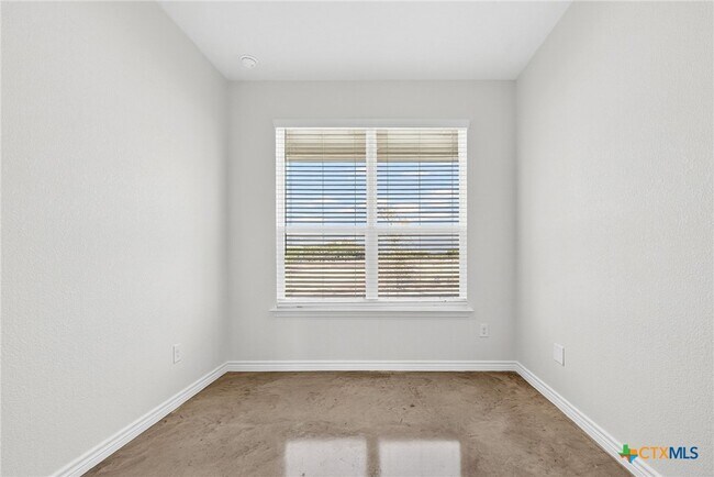 Building Photo - 620 Pacific Crest Trl