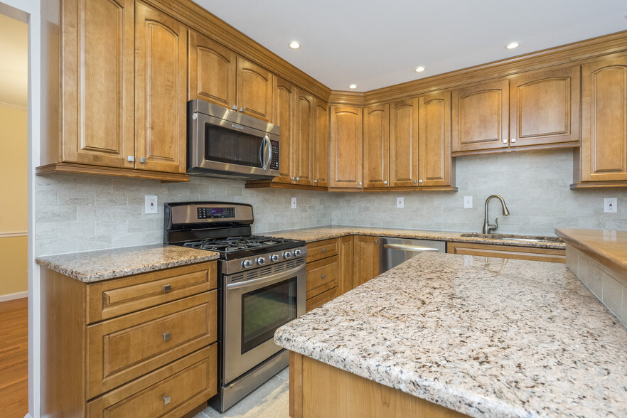 Building Photo - 13 Sweetwater Cir