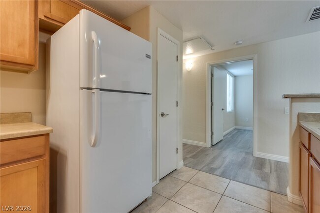 Building Photo - 6868 Sky Pointe Dr