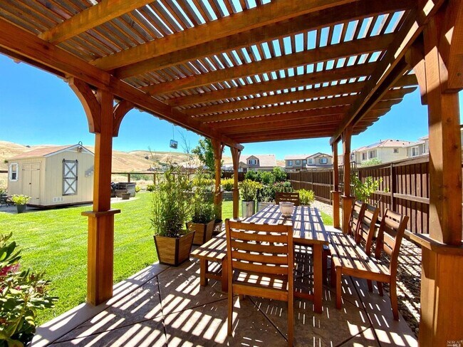 Building Photo - Living in Luxury in a Peaceful Setting