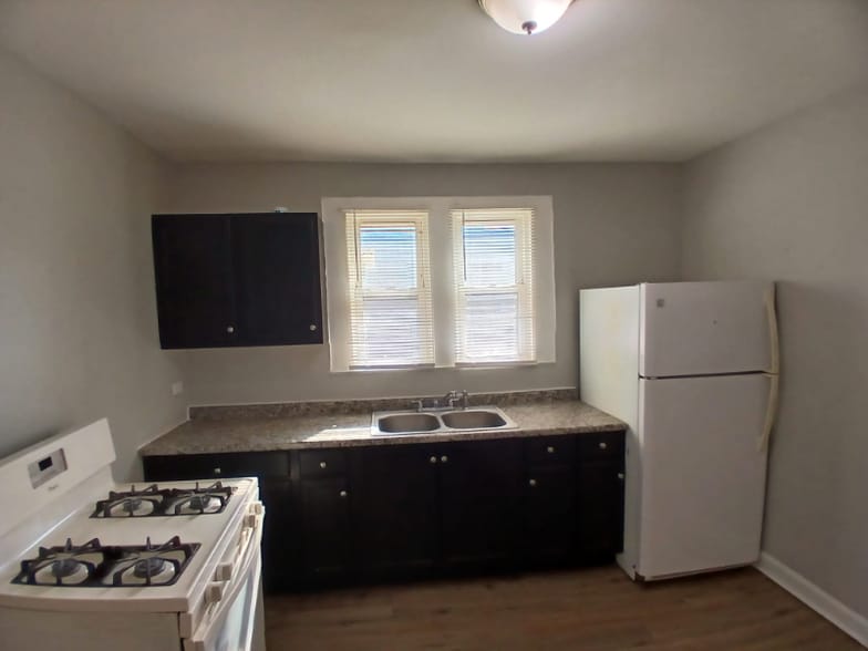 Building Photo - 708 W 116th Pl