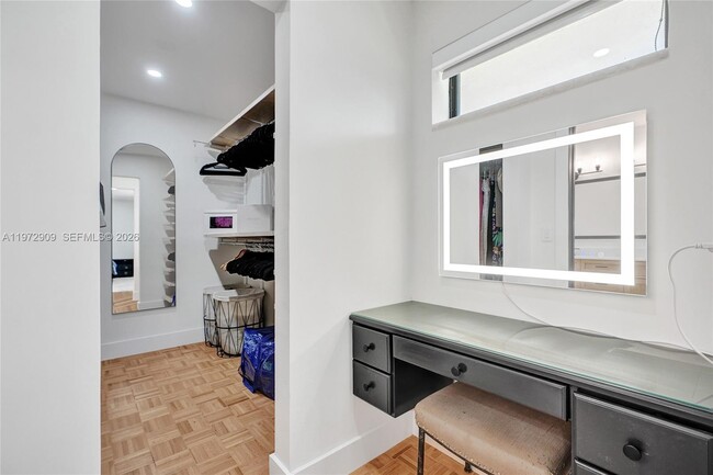 Building Photo - 9901 SW 79th Ave