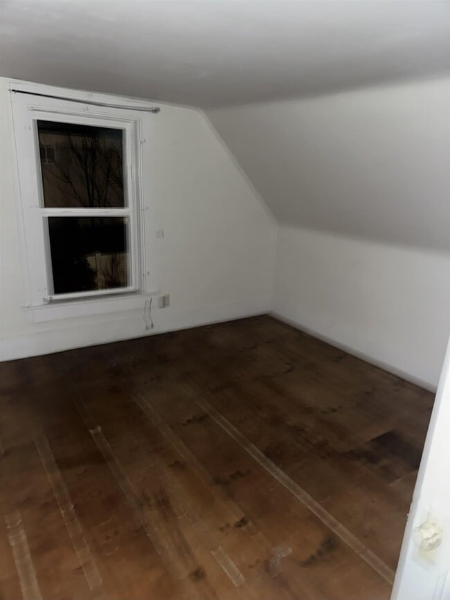 Building Photo - 5 Perry Ave