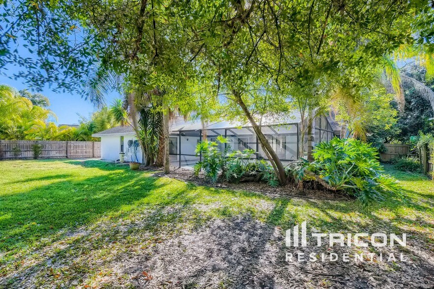 Building Photo - 16147 Vanderbilt Dr