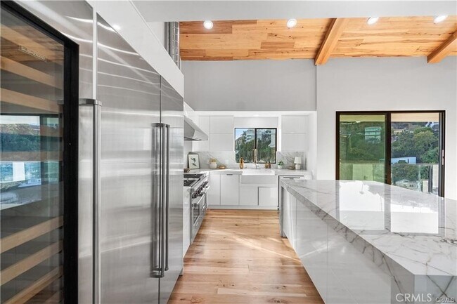 Building Photo - 8566 Hollywood Blvd