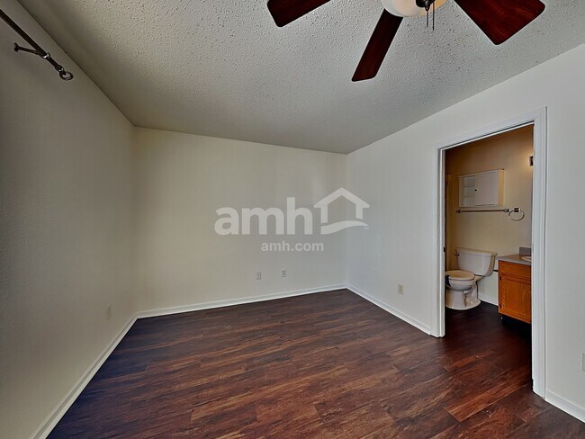 Building Photo - 8110 Red Barn Ct