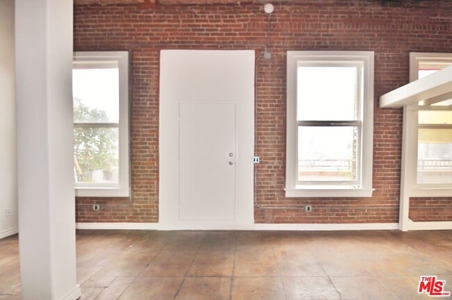 Building Photo - 215 W 7th St