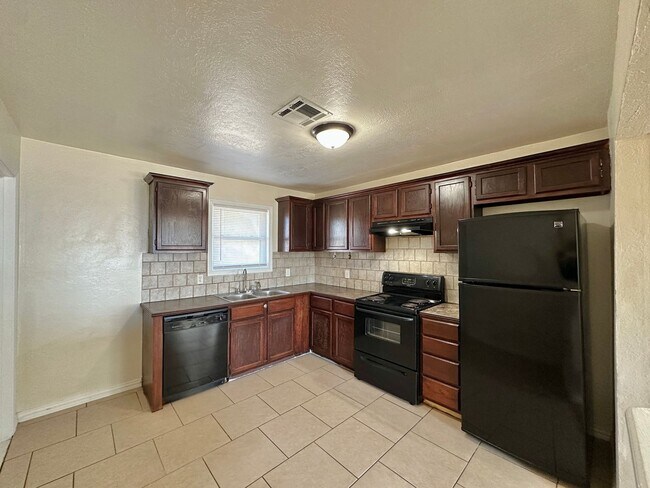 Building Photo - 4 Bedroom