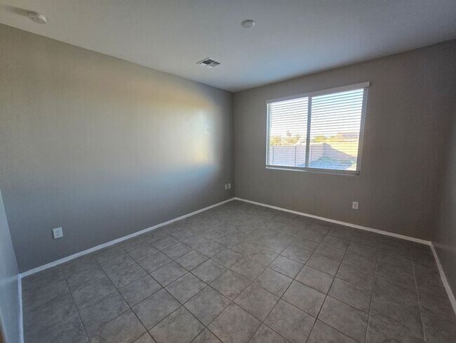 Building Photo - MOVE IN SPECIAL!! 3 Bedroom/ 2 Bath Red Rock Oasis