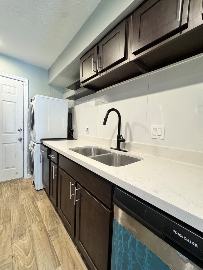 Building Photo - 7886 Locksley Rd