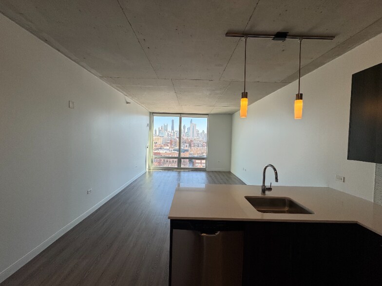 Building Photo - 1001 W Chicago Ave