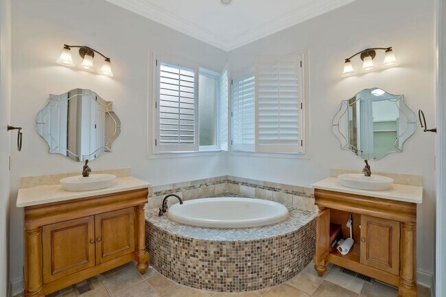 Building Photo - Stunning 4BE/3.5BA home in the very desira...