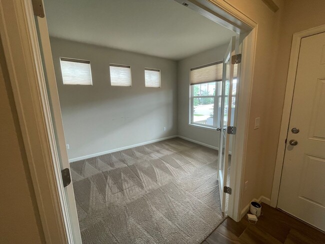Building Photo - Luxurious 3 Bedroom 2.5 Bathroom House in ...