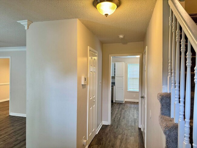 Building Photo - Great Location!!3 Bed/2.5 Bath near exit 1...