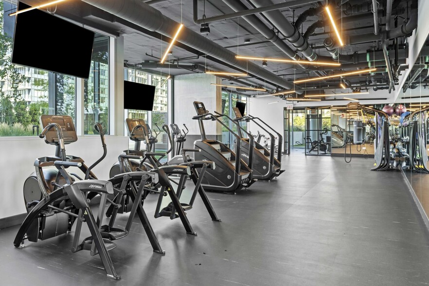 Building Photo - 302 W Hill St