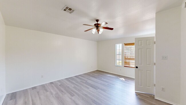 Building Photo - $1,950 + 2 WEEKS FREE RENT!!! HUGE CORNER ...