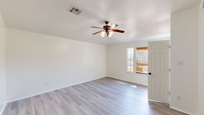 Building Photo - PRICE IMPROVEMENT IN WHITE ROCK $1,995!!!!