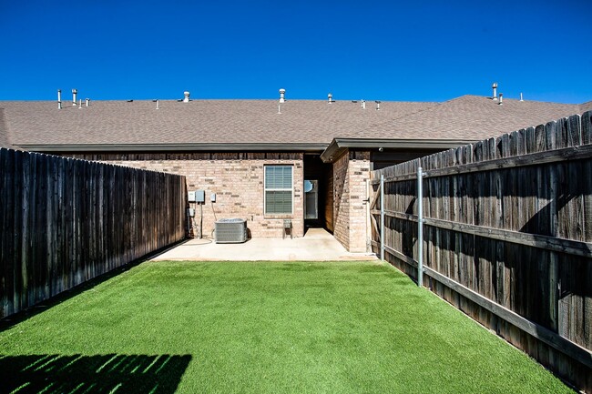 Building Photo - Beautiful Townhome in Viridian!