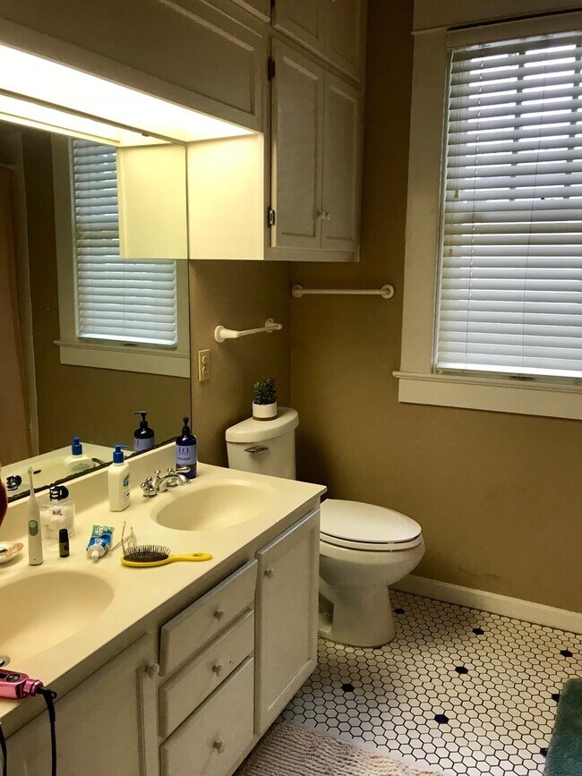Building Photo - UT PRE-LEASE: Hyde Park 4 bed / 3 bath.  O...