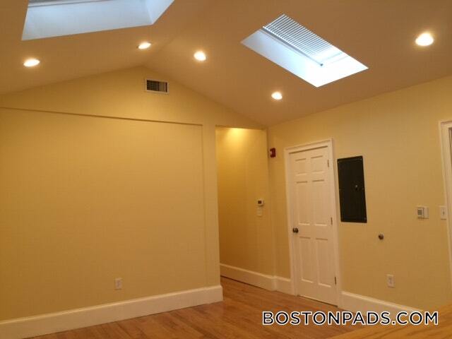 Building Photo - 208 Holland St