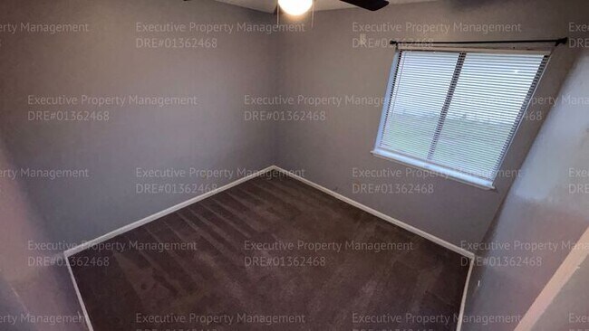 Building Photo - 3 bedroom/ 2 bathroom home nestled in a cul-de-sac.