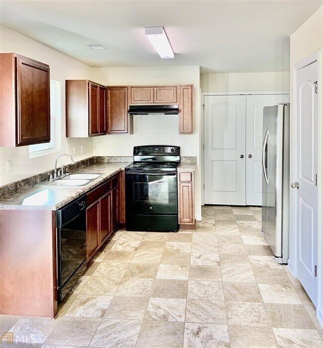 Building Photo - Wow! Like new, 3 bed, 2.5 baths, tile floo...