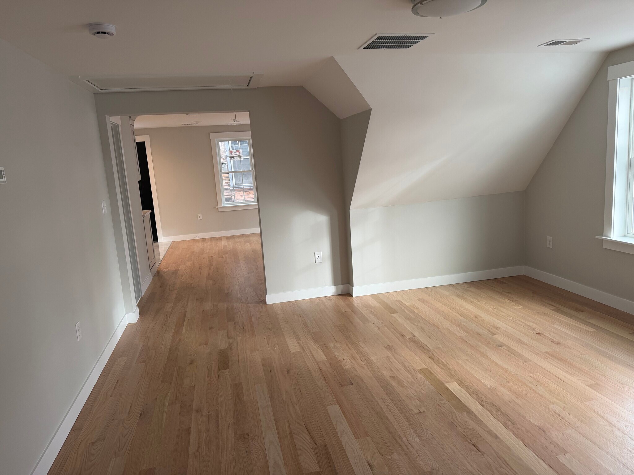 Building Photo - 18 S Main St