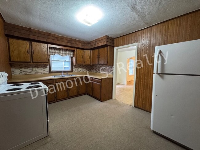 Building Photo - Charming 3 Bedroom Home Available Now - Cl...