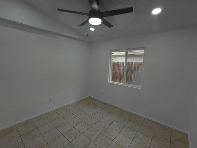 Building Photo - Spacious Home for Rent in Imperial!