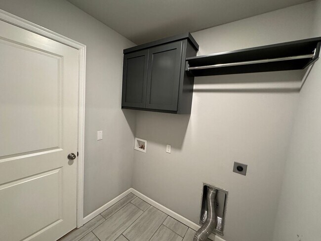 Building Photo - Don't Miss this STUNNING, true 4 bed, 2 ba...