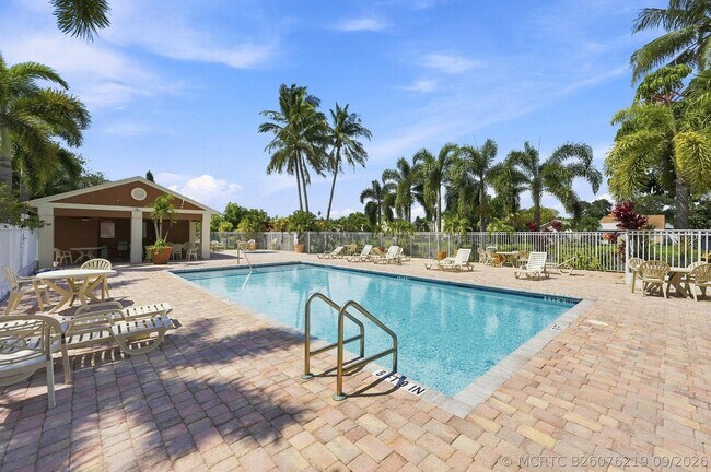 Building Photo - 372 W Riverbend Dr