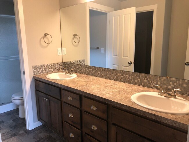 Building Photo - Home in NW Redmond Fieldstone Crossing