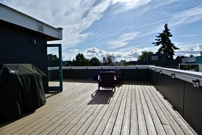 Building Photo - Modern, Stand Alone Home in the heart of Ballard!