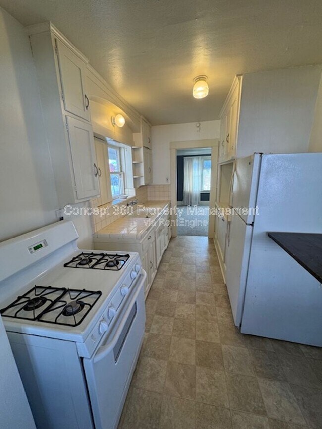 Building Photo - 3811 E 10th St