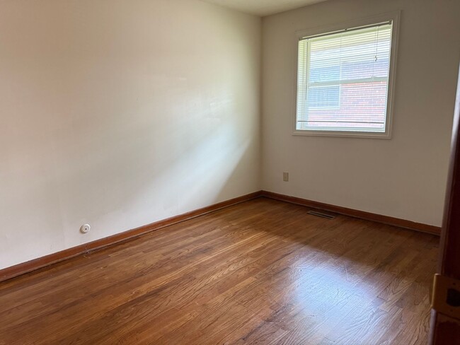 Building Photo - Charming 3BR 1 BA Home with Renovated Kitchen & In-unit Laundry in Worthington