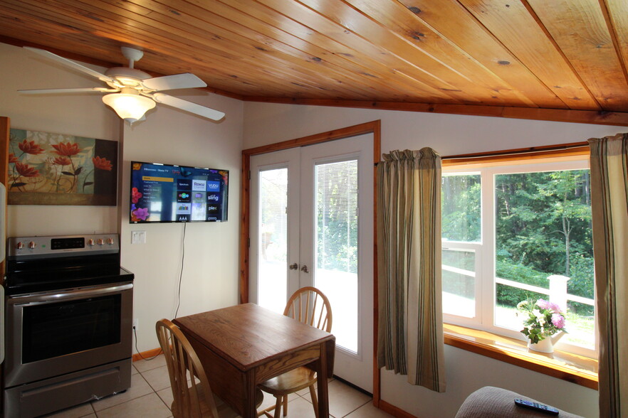 Living/dining area with Roku TV - 133 Cliffside Cir