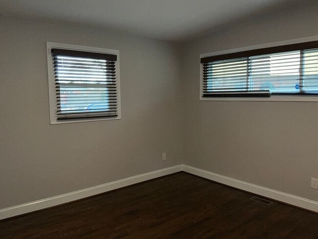 Building Photo - Fully updated 4BR 3BA single family rambler in Twinbrook Forest