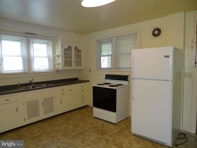 Building Photo - 7512 Friendship Village Rd