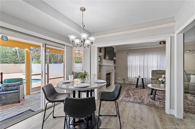 Building Photo - 728 NW Waterlily Pl