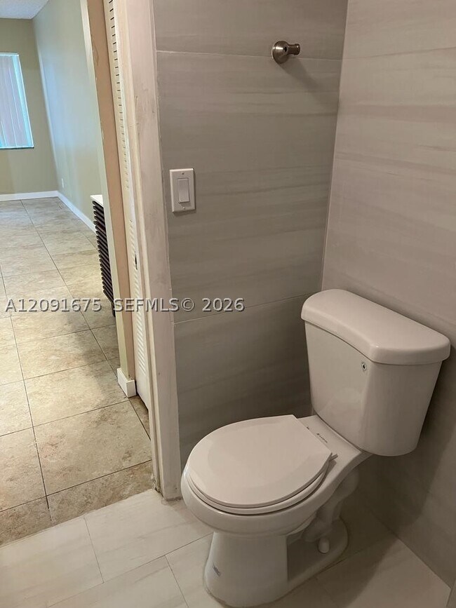 Building Photo - 9999 Summerbreeze Dr