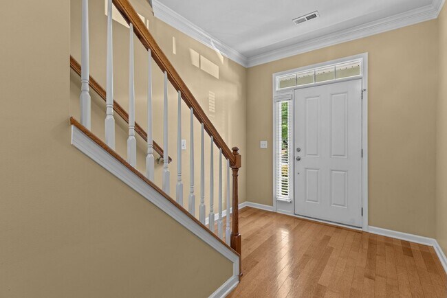 Building Photo - Gorgeous 3 Bedroom Townhome w/ Premium Finishes & Amenities - Pet Friendly!