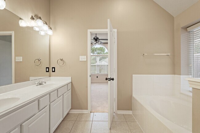 Building Photo - 18303 Heathridge Ln