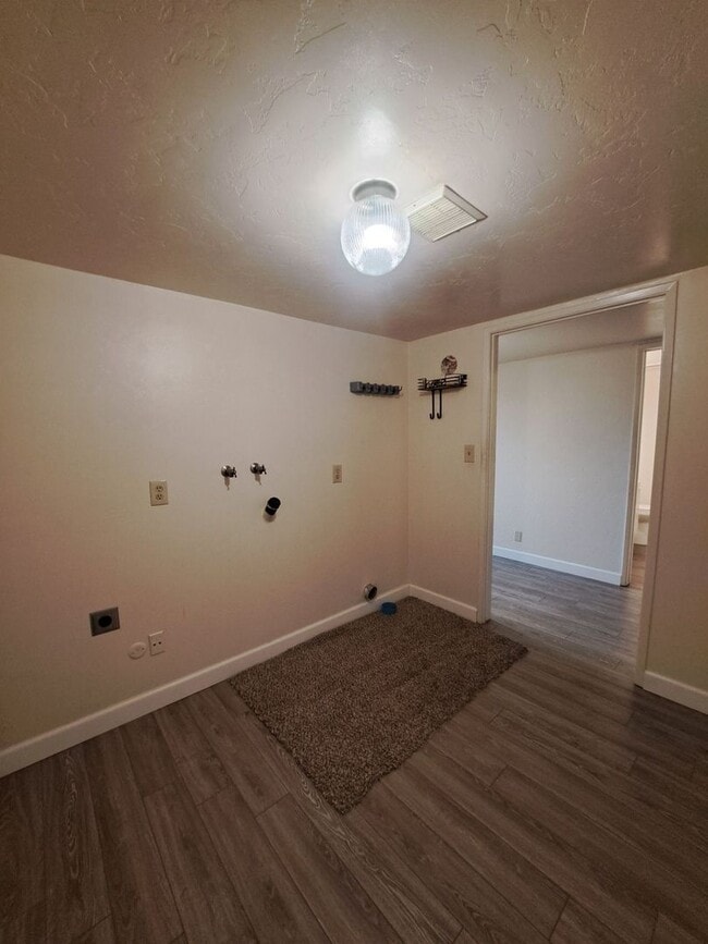 Building Photo - Beautiful 2 Bedroom Condominium Near Fashi...