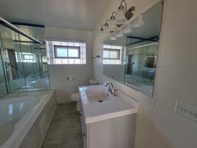 Building Photo - 9225 S Cregier Ave