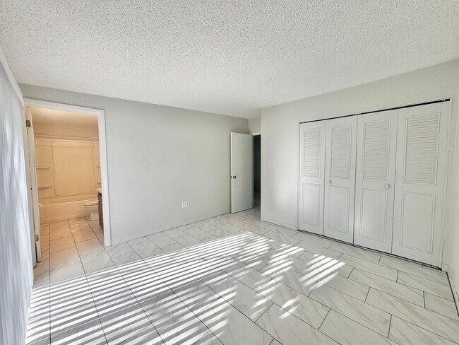 Building Photo - Off Havendale - End Unit Duplex