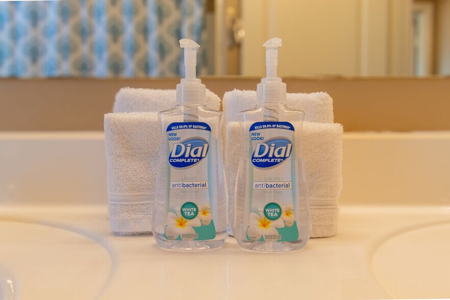 Building Photo - 1387 E 10th Pl