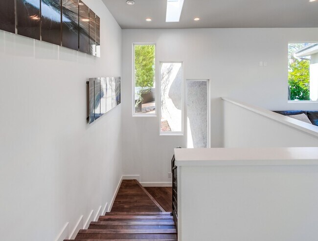 Building Photo - 28548 Meadow Glen Way W