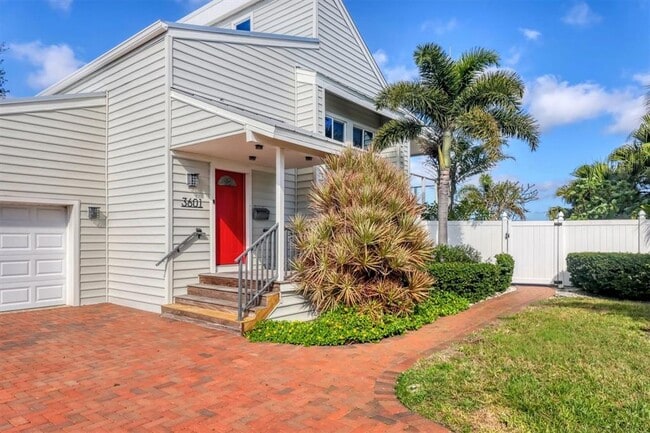 Building Photo - 3601 Coquina Key Dr SE