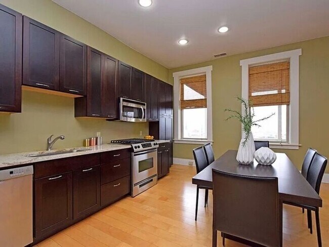 Building Photo - 69 Mulberry St