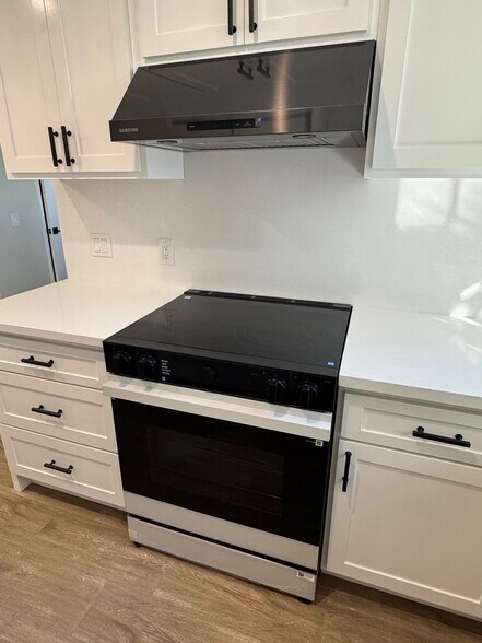 Building Photo - 568 Lomas Santa Fe Dr